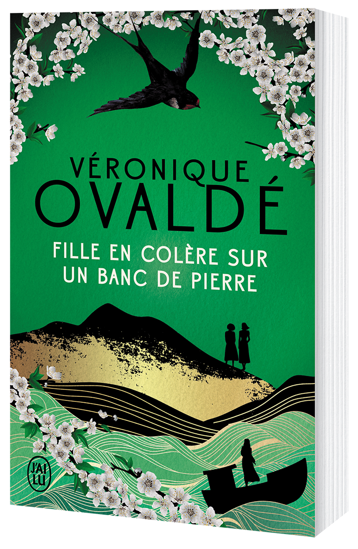 Fille en colère sur un banc de pierre